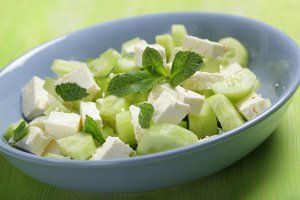 Ensalada de pepino, queso feta y lima