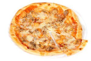 Pizza de carne con tomate