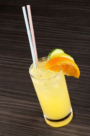 Cóctel (sin alcohol) de naranja, pepino y limón