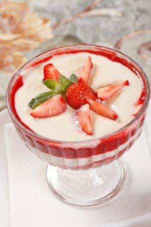 Gelatina de fresa con leche condensada