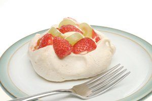 Merengue con uvas y fresas