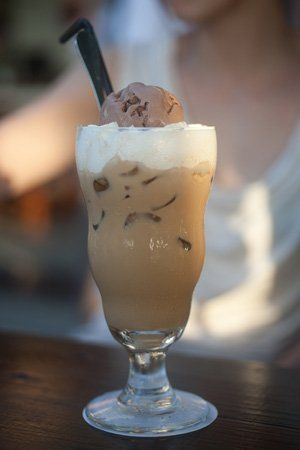 Café helado con nata y chocolate