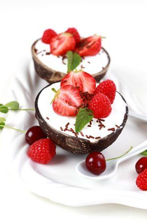 Helado de coco con frutos rojos