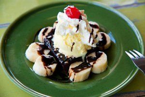 Helado de vainilla con plátano, nata y chocolate