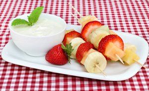 Brochetas de frutas con salsa de yogur