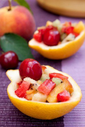 Ensalada de fruta en cáscara de limón