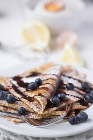 Crepes rellenos de arándanos con chocolate