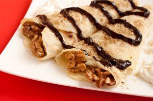 Crepes de chocolate rellenos de nueces