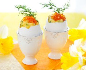 Huevos pasados por agua con caviar rojo