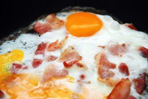 Huevos rotos con bacon