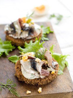 Canapé de anchoas y yema de huevo