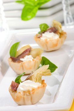 Cazuelitas de hojaldre con queso y anchoa