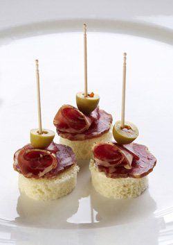 Montaditos de jamón y aceituna