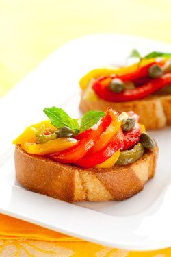 Canapés de pimiento asado y alcaparras