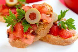 Canapés de tomate y pasas