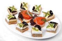 Canapés variados de queso y salmón