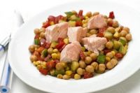 Garbanzos con salmón y verduras