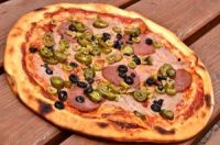 Pizza de bacon con aceitunas