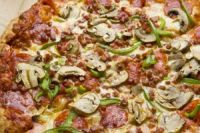 Pizza de peperoni con champiñones